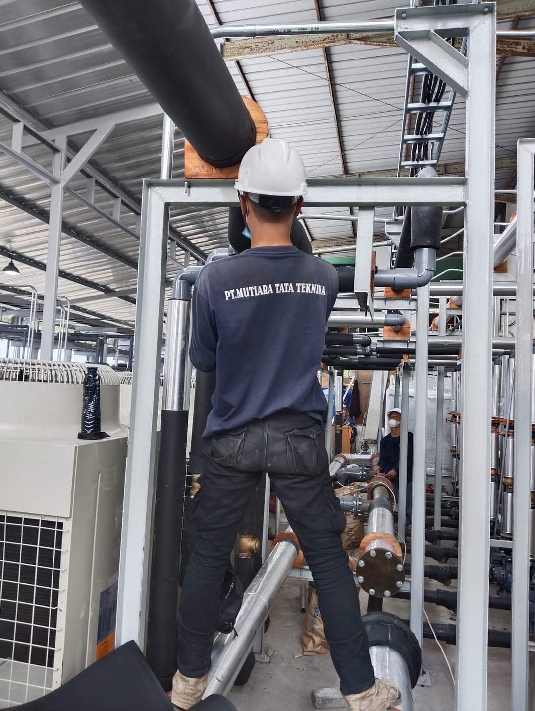 Instalasi pipa CHWS /CHWR